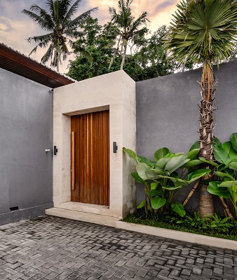 Private access to Anahata villa with private parking